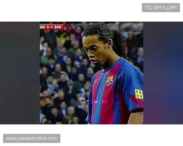 小罗踢球如艺术演绎 观赏性与实用性完美融合的足球天才